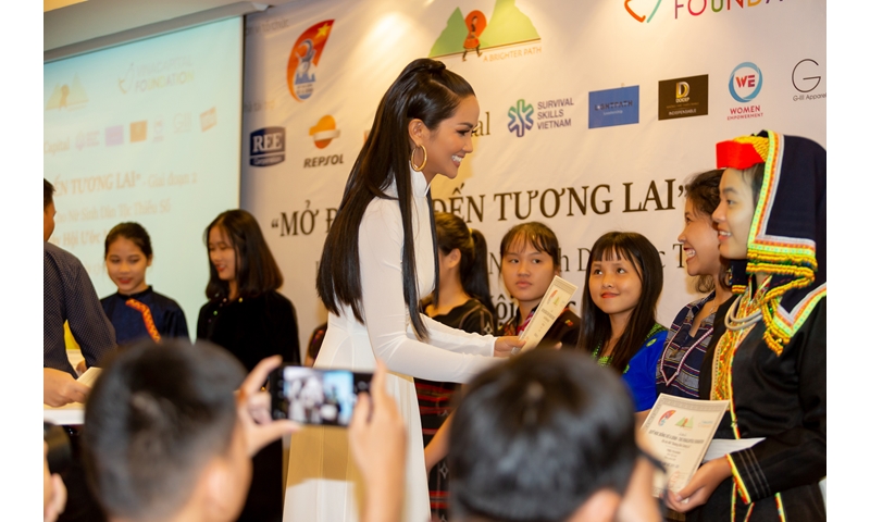 Hoa hậu H'Hen Niê duyên dáng trong áo dài trắng, giao lưu nữ sinh quỹ Vừ A Dính